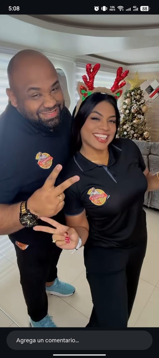 Los fundadores de Pizzas House con el uniforme de la casa